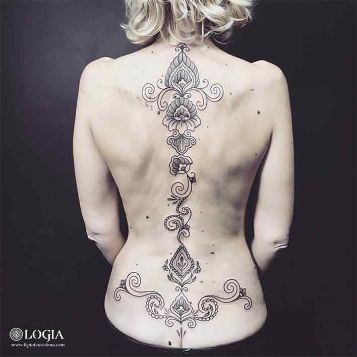 tatuaje-espalda-ornamental-logia-barcelona-Laia  